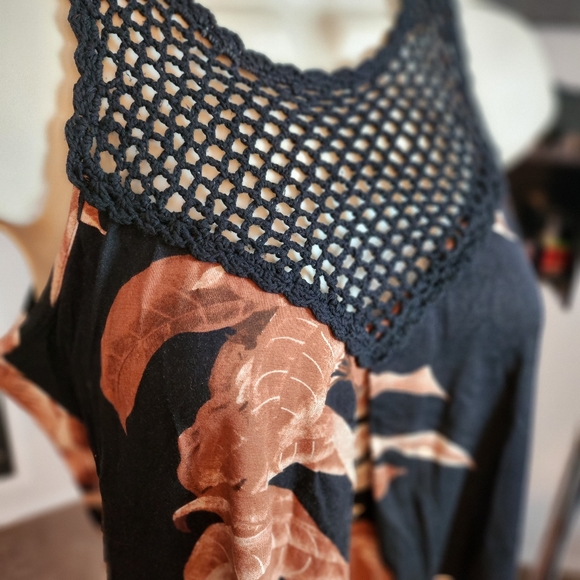 Le Chateau leaf print high crochet neck sleeveless blouse sz S - Picture 2 of 7